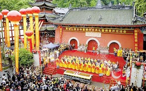 寺院庙庵香火旺盛,人流络绎不绝